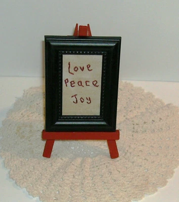 MINI costura emoldurada de Natal primitiva "Love Peace Joy" + cavalete de madeira - Imagem 1 de 3