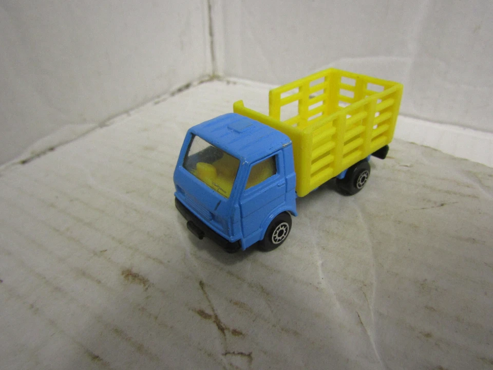ВИНТАЖНЫЙ ГРУЗОВИК ДЛЯ КРУПНОГО РОГАТОГО СКОТА MAISTO СИНИЙ + ЖЕЛТЫЙ - Изображение 1 из 4