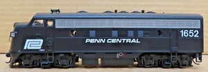 WALTHERS MAINLINE 910-19985 EMD F7A LOCOMOTIVE PENN CENTRAL #1652 HO SCALE - Picture 1 of 7