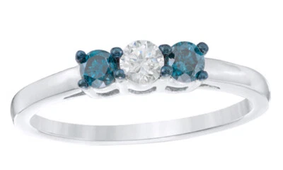 Anillo de compromiso de tres piedras con diamantes naturales azules y blancos de 1/3 quilate de oro blanco de 10 quilates Foto 1 de 4