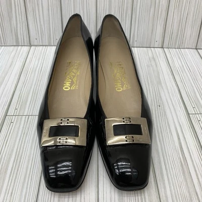 Zapatos de salón Salvatore Ferragamo con hebilla de charol negro talla 9 AAA estrechos Foto 1 de 4