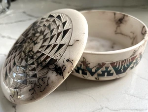 Navajo Rosshaar Keramik Deckeldose Schmuck Schmuck handgeätzt signiert 4,75" Breite x 2 Tiefe - Bild 1 von 21