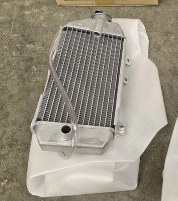 Right Radiator OEM Kawasaki KX450 KX450F New 39061-0710 - Image 1 of 2