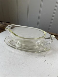 Pyrex MADE IN ENGLAND VINTAGE GLASS GRAVY SAUCE BOAT AND SPILL PLATE DISH - Picture 1 of 5
