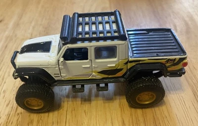 Maisto Jeep Gladiator - White 1:48  4.5” - Image 1 of 4