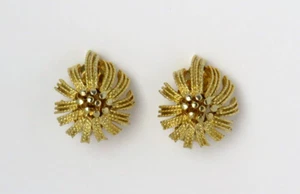 VTG 1950s SIGNED LISNER GOLDEN FLOWER CLIP ON EARRINGS 1 1/16" TALL 7/8" WIDE - Picture 1 of 11