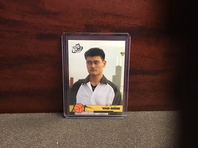 YAO MING - NBA HOF - 2002 PRESS PASS - ZONA DOURADA PARALELA - CARTÃO DE NOVATO # G18 - Imagem 1 de 2