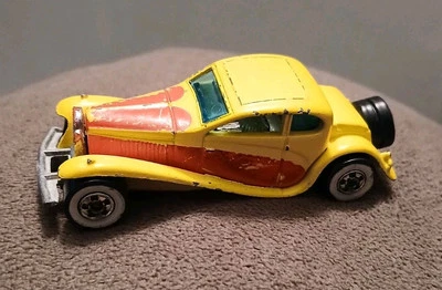 Guardabarros amarillos diecast 1980 paredes blancas Hot Wheels '37 Bugatti Roadster 1937 Foto 1 de 4