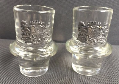 2 Schnapsgläser mit Zinnwappen - Shotgläser, Stamperl, schwer, Eisfuß, Bodeneis - Bild 1 von 4
