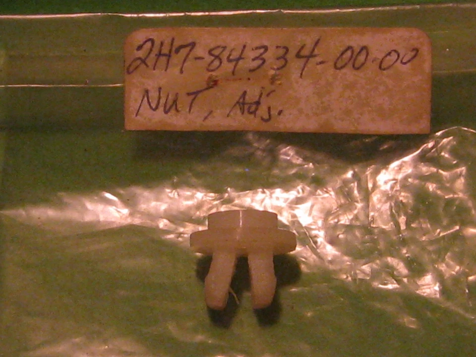 Tuerca de ajuste de faros Yamaha XS1100 1978-81 OEM # 2H7-84334-00-00 Foto 1 de 1