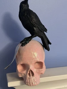 Estatuilla Escultura Calavera Rosa Brillo Cuervo Gótico Halloween Martha Stewart - Imagen 1 de 6