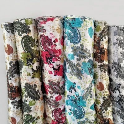 Tela Charmeuse de poliéster suave con estampado floral de cachemira vintage por yarda Foto 1 de 4