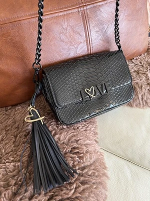 Bolso sin asas Victoria Secret para mujer acolchado en V negro cadena en tono dorado Foto 1 de 4