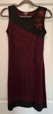 Coline Kleid, Gr. M rot, weinrot, knielang, Stickerei, hinten zum Binden neu  - Bild 1 von 4