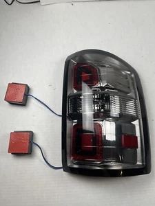 2014-2018 GMC Sierra 1500 2500 3500HD Taillight Right/Passenger GM632-UUSE2-2V - Picture 1 of 11