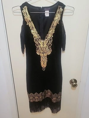  Vestido talla pequeña dorado adornado terciopelo negro hombro frío manga flecos años 20 Foto 1 de 4