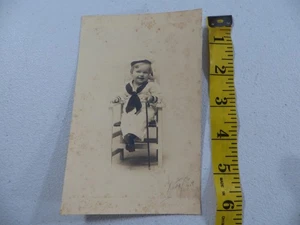 Traje de marinero uniforme vintage de 1910 años 1920 niño niño blanco y negro foto instantánea - Imagen 1 de 2