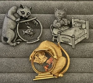 Lot Of 3 Vintage JJ Jonette Jelly Belly Fishbowl Gold Tone Pewter Cat Brooches - Picture 1 of 15