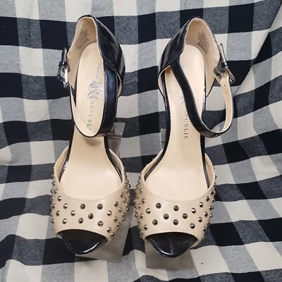 Tacones de aguja Rock & Republic negros y tostados con tachuelas talla 9 Y10 Foto 1 de 4