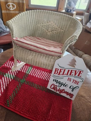 "Silla mecedora vintage de mimbre blanca de 21"" de alto para niño o muñeca patrón floral" Foto 1 de 4