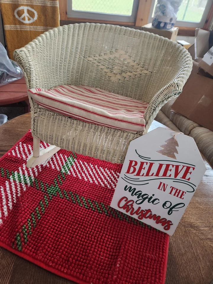 "Silla mecedora vintage de mimbre blanca de 21"" de alto para niño o muñeca patrón floral" Foto 1 de 4