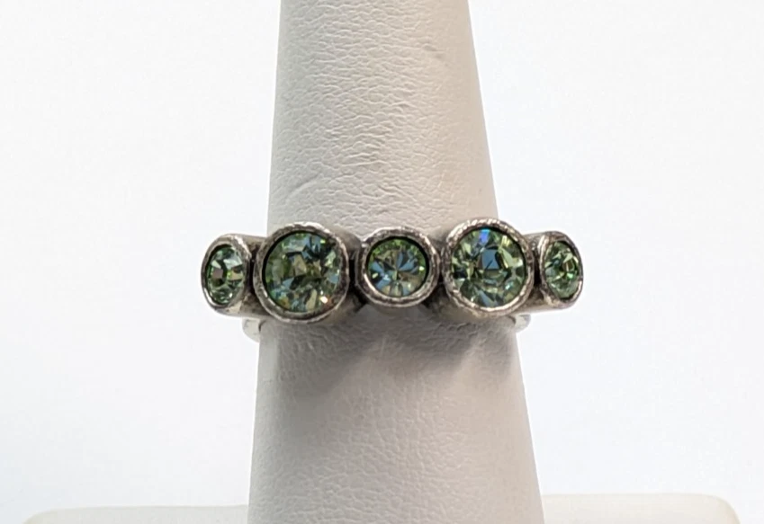 Conjunto de canales de vidrio peridoto verde peregrino estrás tono plata anillo talla 7,5 Foto 1 de 4