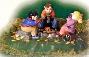 DEPT 56 LAGERFEUER GRUSELGESCHICHTEN 53240 Herbst HALLOWEEN Dorf Zubehör D56 Neu - Bild 1 von 7
