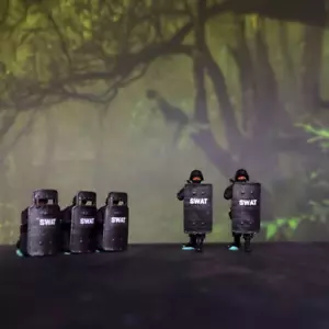 Mini SWAT Polizei Schild Soldat Actionfiguren Sammlung im Maßstab 1:64 - Bild 1 von 12