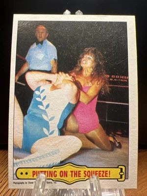 1985 Topps WWF Pro Wrestling Stars #47 ¡Poniendo el apretón! Wendi Richter Foto 1 de 2