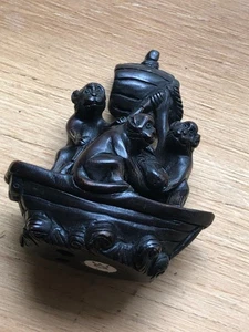 Vintage NETSUKE geschnitztes dunkles Holz 3 AFFEN BOOT SEGEL FISCH SEIL atemberaubendes DETAIL!! - Bild 1 von 8