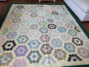 Großmütter Blumengarten Sechseck Decke bunt Vintage 50er Handarbeit 91”x81” - Bild 1 von 7