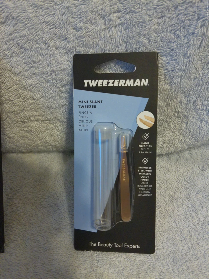 Mini pinza inclinada Tweezerman con estuche oro rosa Foto 1 de 1