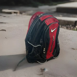 Nike Mochila de Malla Negra Roja Deportes Entrenamiento Escuela Bolso Swoosh Multi Bolsillos con Cremallera - Imagen 1 de 12