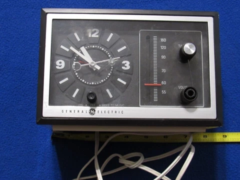 GE General Electric vintage clock/radio used Model C2425A. Beige Works Cover