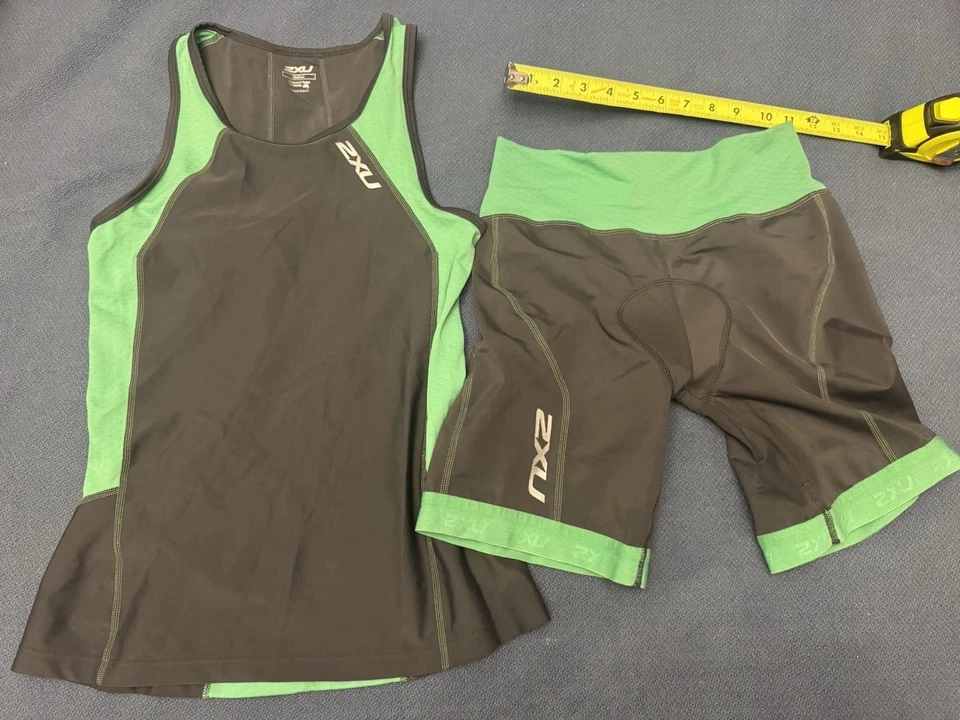 2XU Mujer Tri Kit Medio Gris y Verde Kelly 7” Pantalones Cortos y Singlet Usado en Excelente Condición Foto 1 de 4