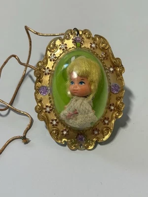 Muñeca Larky y medallón con marco dorado Mattel Liddle Kiddles Lucky Locket 1966 vintage Foto 1 de 4