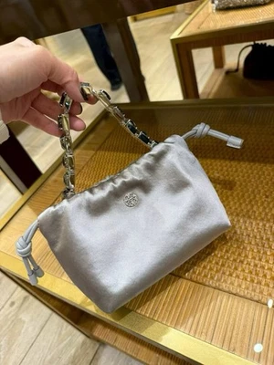 Bolsa de cordão Tory Burch pequena E/W cetim 176895 cinza geada $550 festa - Imagem 1 de 4