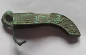 ANTIGUA LENGUA DE HEBILLA DE BRONCE VISIGODA CON CABEZA DE BESTIA 500-700 AD - Imagen 1 de 3