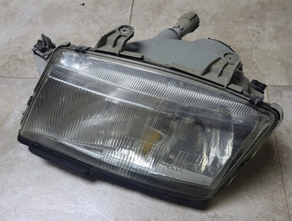 99 00 01 02 Saab 9-3 93 Conjunto de lámpara de faro de conductor izquierdo Foto 1 de 4