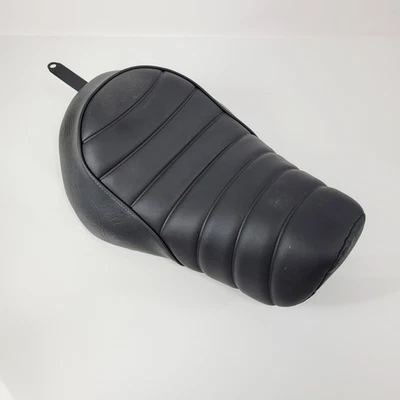 Asiento de piloto solo acanalado de hierro genuino Harley Davidson Sportster Roadster 2014-2022 Foto 1 de 4