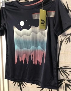 T-shirt All in Motion manica corta Night Sky grafica blu navy nuova con etichetta taglia 4/5 SPEDIZIONE GRATUITA - Foto 1 di 3