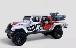 Diorama JEEP GLADIATOR 2020 modellino auto pressofuso da collezione 1:64 bianco LOOSE - Foto 1 di 7