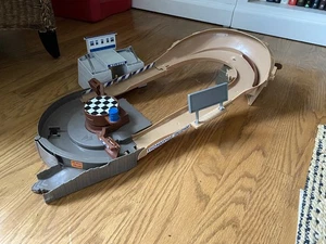 2016 Disney Pixar Cars 3 Thomasville Racing Speedway Rennbahn Set wie besehen - Bild 1 von 7