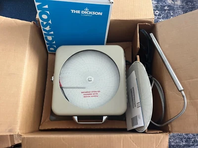 Grabadora de gráficos de temperatura Dickson en caja con gráficos adicionales sin usar de colección Foto 1 de 4