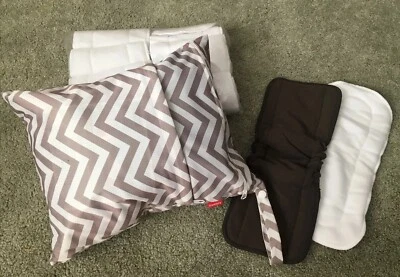 Inserciones de pañales de tela gris Damero con bolsa con patrón Chevron Foto 1 de 4