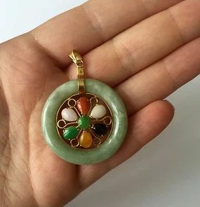 N.A. 14K GOLD 1960'S NEPHRITE & MULTI-COLORED JADE FLOWER PENDANT CIRCLE DONUT - Picture 1 of 7