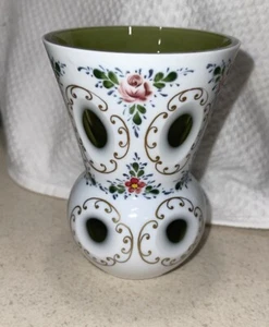 Vintage tschechische/böhmische Vase gefasst weiß geschnitten auf grün handbemalt Blumen & Gold - Bild 1 von 3