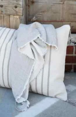 Manta POM POM AT HOME Hermosa de gran tamaño de algodón y lino crema del océano $184 Foto 1 de 4