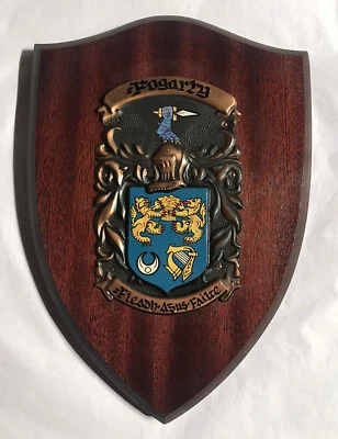 Escudo de armas de la familia Fogarty Heráldica de Curran pintado a mano madera y placa de cobre Foto 1 de 4