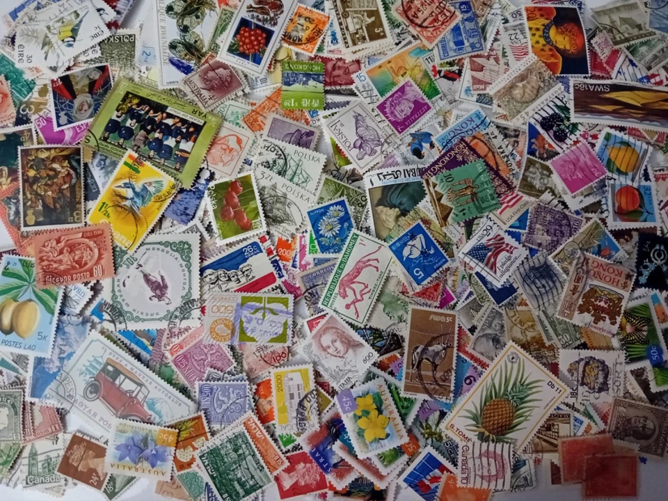 Gros lot de 690 timbres du Monde  , oblitérés, décollés, sans double - Photo 1/1